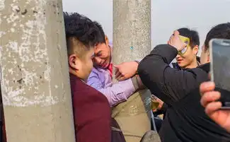 山东潍坊一新郎遭好友恶搞被绑上电线杆

