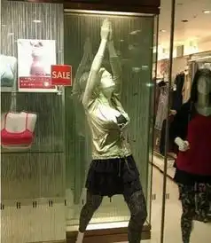 搞笑图片太污了雕像屁股都被摸透明了......
