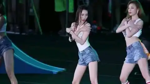 韩国女神泫雅夏季热舞呲水枪真好玩
