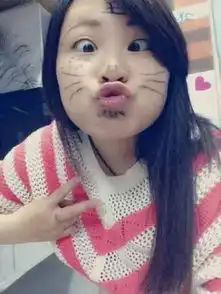 搞笑图片多亏姐妹这一托瞬间事业线就出来了
