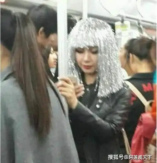 搞笑图片搞笑段子室友第一次去见丈母娘,今天带着这束花就去了
