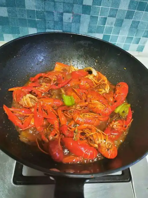 做麻辣小龙虾时,先别急着下油锅多加这一步,做的放心吃的过瘾
