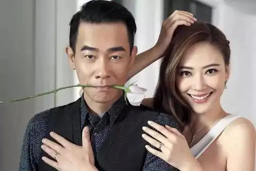 陈小春应采儿迎结婚十周年一家三口幸福过情人节并期待二宝出生
