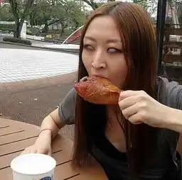 爆笑gif第六期美女只是吃个鸡腿至于吗
