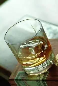 眼盯包装细触六面真假白酒鉴别五步骤
