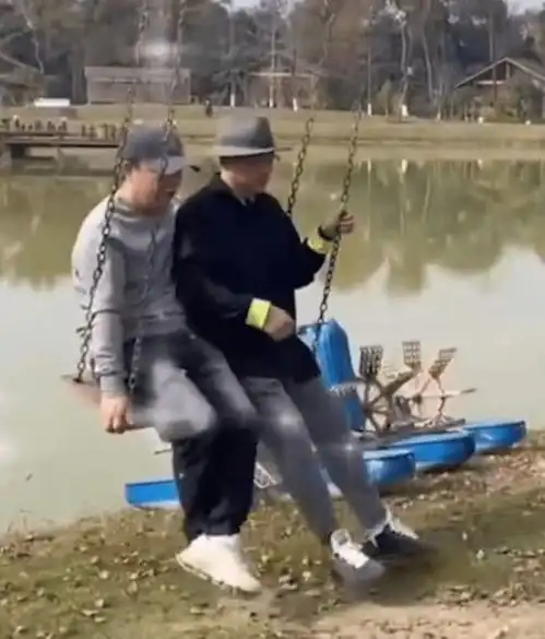 黄渤和徐峥居然一起荡秋千,秋千承受太多了
