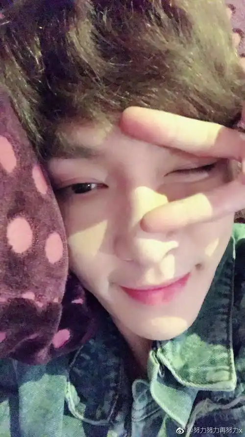 明星无修图陈伟霆的早前我真不敢认,张艺兴的卷发让我想到轩轩
