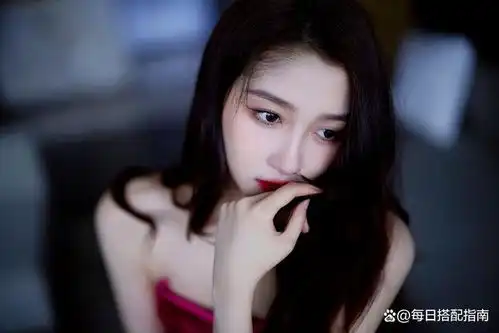 关晓彤越来越有女人味,穿玫红色抹胸裙大秀妩媚身姿,真的很圈粉
