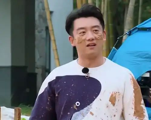 同样是往脸上糊泥,蔡徐坤帅气,李晨可爱,杨迪太搞笑
