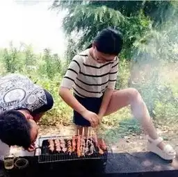 搞笑图片老公说什么也不肯扔了这个陪了他十年的抱枕,不知道为什么
