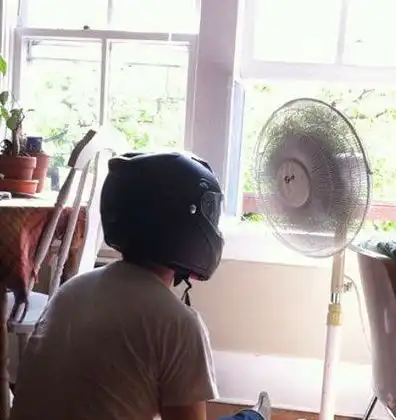 搞笑图片幽默段子笑话老哥,戴着头盔吹风扇不热吗
