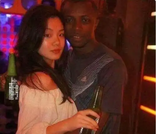 嫁给黑人拳王的中国女孩,3年生下2个混血宝宝,结果令人唏嘘
