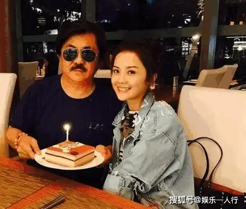 参观蔡卓妍在香港的家,厨房只能容下站一个人,面积也太小了吧
