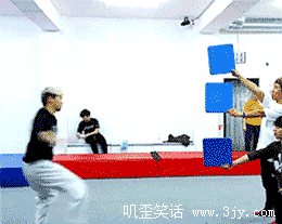 一个帅气的转身搞笑动态图
