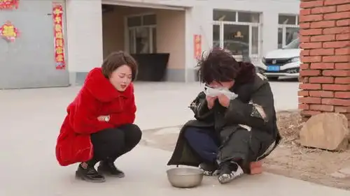 搞笑美女每天都给乞丐两个馒头,两天后
