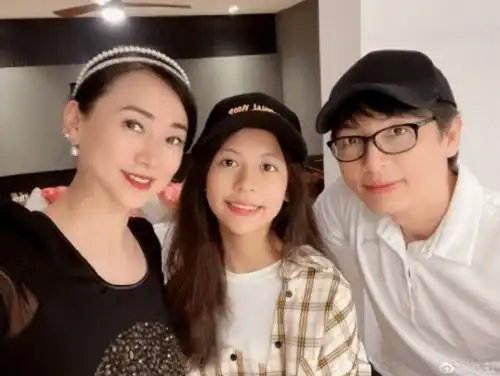 翁虹女儿14岁生日劲靓有星味网民可以准备入行
