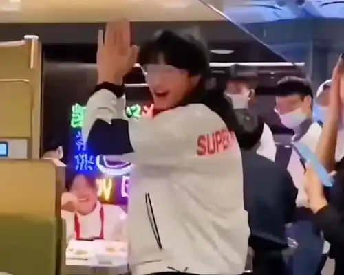 社交天花板浙江男子吃饭遇隔壁桌过生日,男子一个举动网友爆笑
