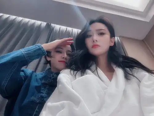 张馨予迪丽热巴罕见同框,两大美女贴脸卖萌,同款高颜值超养眼
