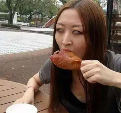 妹子,你穿这衣服开车方便吗,这是要去哪啊
