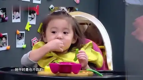 为了让咘咘吃青菜,贾静雯想出各种办法,还是被可爱的女儿打败了

