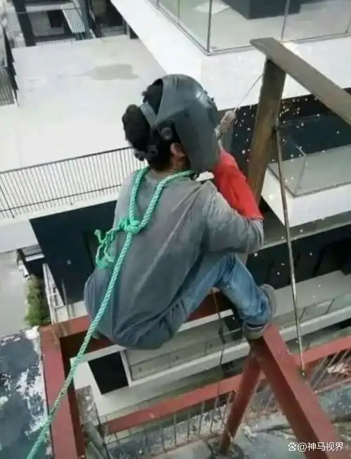 17个工地违规作业照片,看着搞笑实则心酸和无奈
