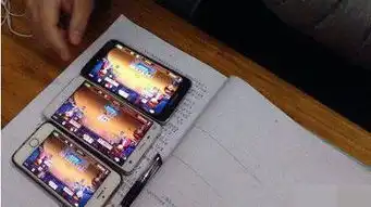 没有收到圣诞老人礼物的小盆友不要心急圣诞老人被他的麋鹿怼了
