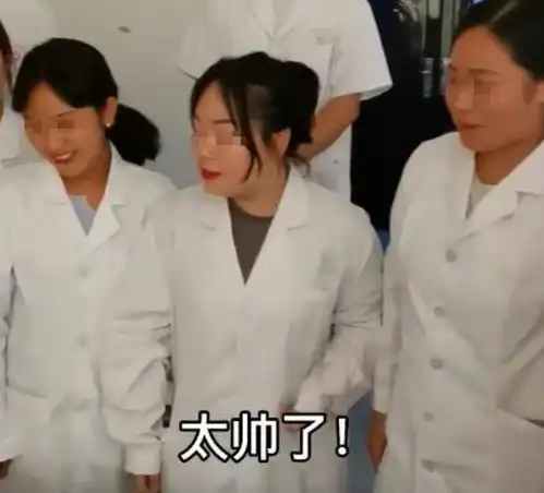 羊入虎口,小伙给医学院当模特遭女学生围攻,老师都矜持点
