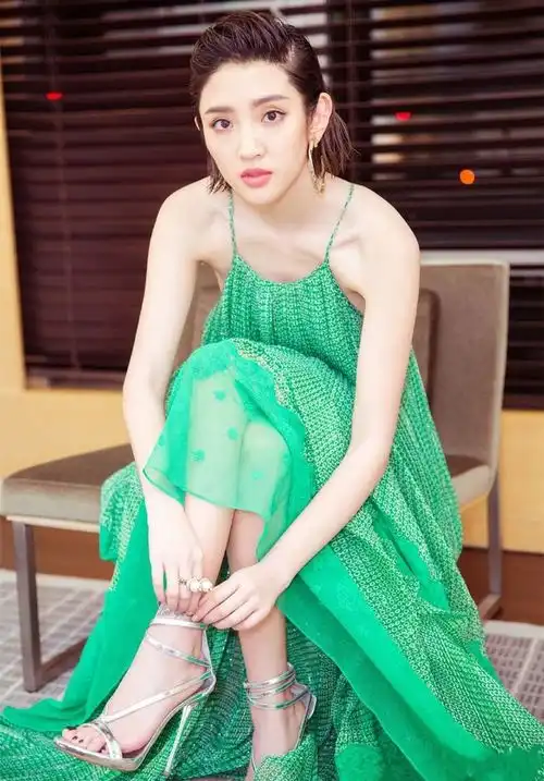 张雨绮身材比例出众,穿挂脖连衣裙高级时髦又迷人,姐就是女王
