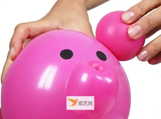 一步步制作可爱小粉猪气球的教程图解
