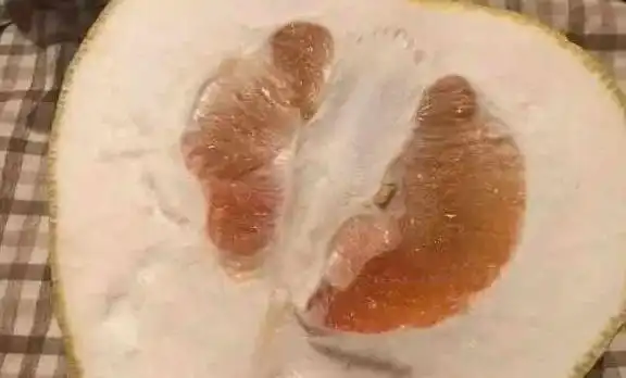 搞笑照片卖柚子的大哥告诉我不甜不要钱,切开柚子傻眼了
