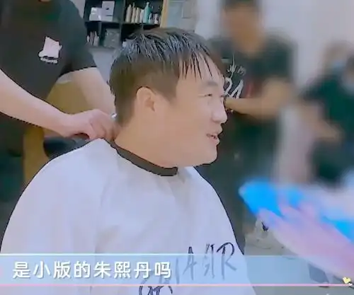 什么叫发型毁了整张脸当程潇给男助理剪完头发后,帅成韩国欧巴
