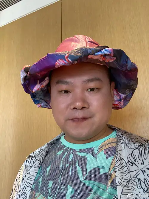 岳云鹏为了蹭热度,又在搞创新,评论区的配图太搞笑
