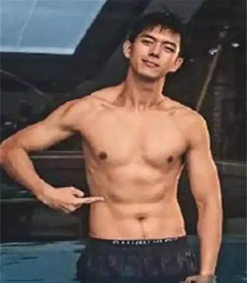 四大顶流男星花式炫腹肌,鹿晗六块,张艺兴八块,你最馋谁
