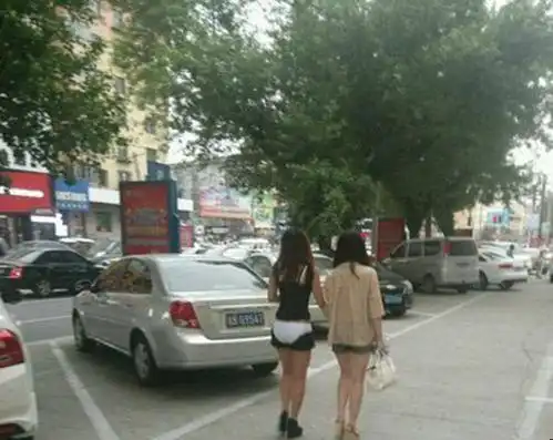 gif搞笑趣图完蛋,偷拍被美女发现了好尴尬
