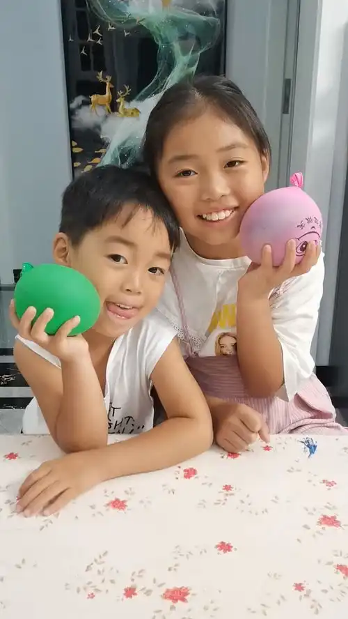 今天跟孩子玩水球,真的是太好玩了搞笑家庭
