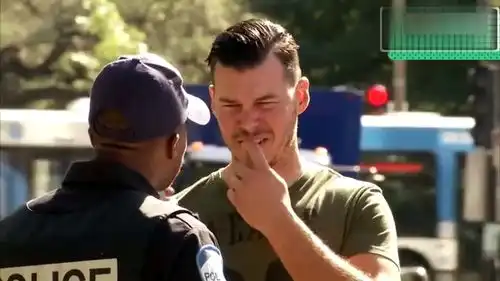 国外爆笑街头恶搞警察竟用自己的驾照剔牙渍,路人反应太好笑了
