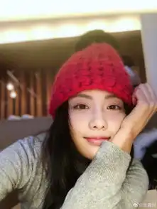组图张嘉倪戴红色毛绒帽子元气满满托腮捂脸妩媚娇俏
