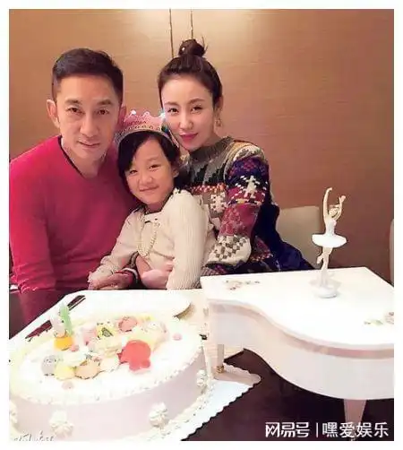 他曾经与周星驰搭档,被娇妻花干亿万家财,如今靠租房度日
