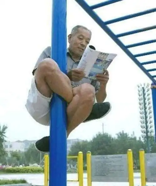 妹子,放屁本身是无色的,结果硬是搞的看得到,尴尬
