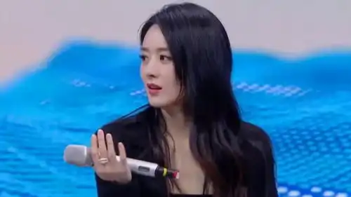 赵丽颖太可爱了,玩游戏照搬李冰冰的答案,引得何老师爆笑
