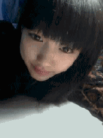 搞笑gif图片花瓣雨中的美女模特,好迷人
