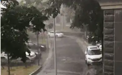 气温狂降雷电暴雨荆门连发10条预警
