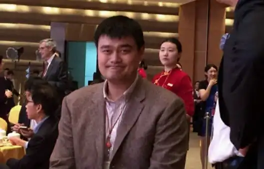 最萌身高差姚明马云同框的感觉是这样的
