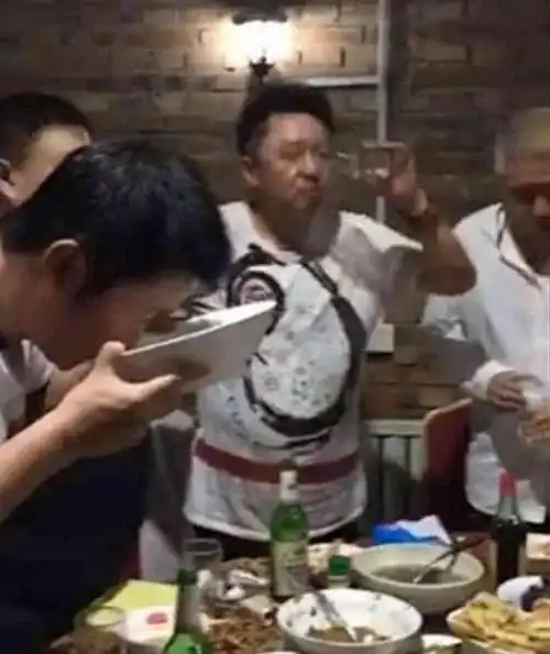 于谦过年没烫头,穿红围裙做饭侧面看着像个老奶奶,搞笑又心酸
