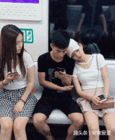 爆笑gif趣图天上掉下来一个林妹妹,谁抓住就是谁的
