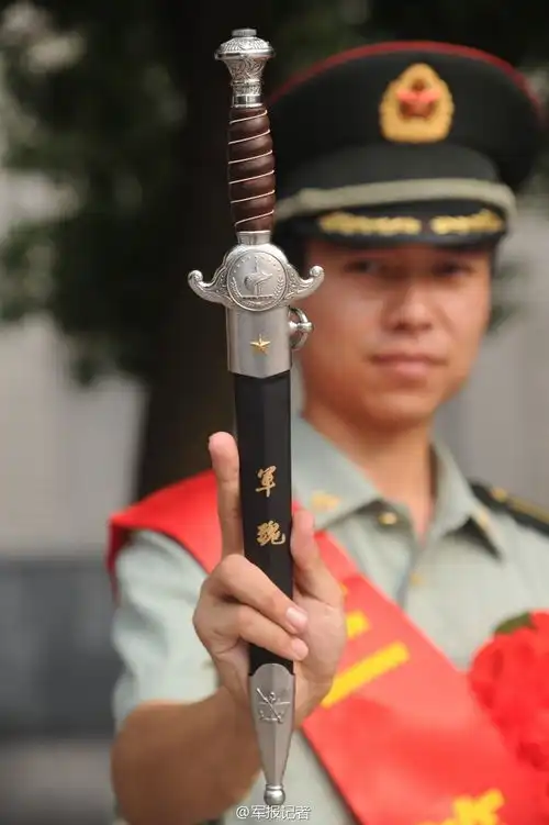 解放军军校为毕业生颁发佩剑身份牌
