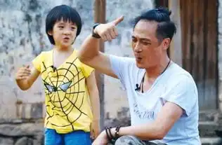 吴镇宇带费曼参加颁奖典礼,恶搞p图引粉丝爆笑胖了依旧好看
