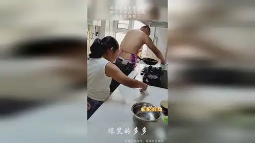 闺女真是太有才了,把勺子放在火上烧,简直太搞笑了
