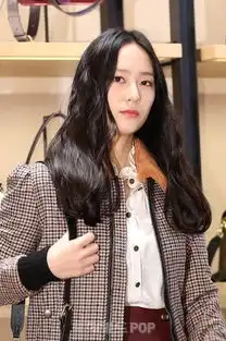 组图郑秀晶颁奖礼造型翻车后亮相穿花边衬衫搭皮裙遮肉
