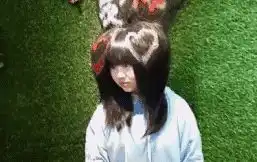 搞笑妹子给你500块钱,你告诉我,你怎么把车开到树上的
